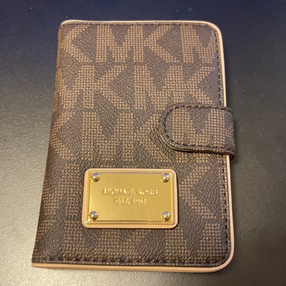 Michael Korks Jet Set Passport Case NWT